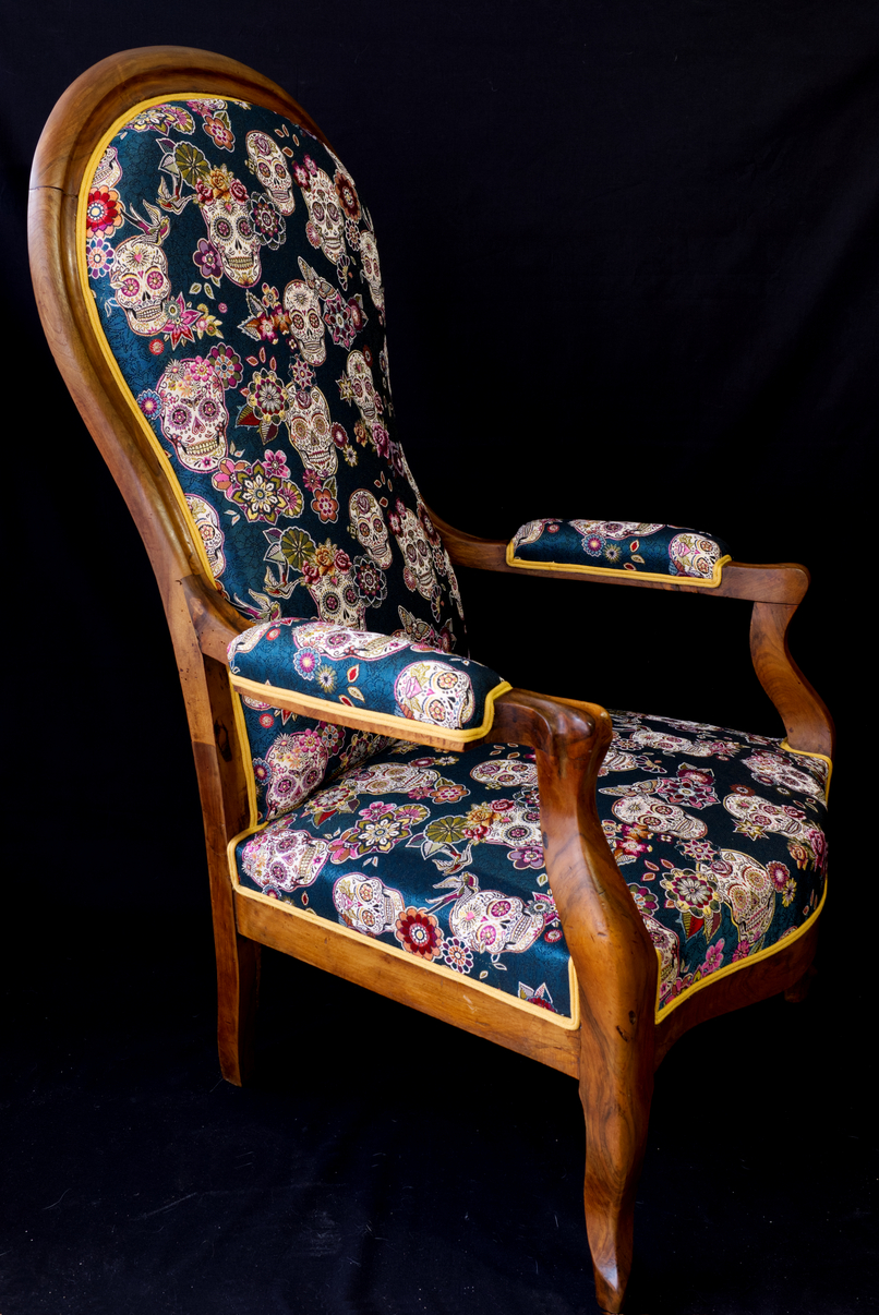 Fauteuil Voltaire en tissu calaveras et fleurs sur fond bleu canard